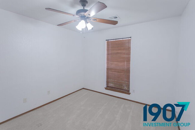 Building Photo - Three-Bedroom Home in Moore Schools