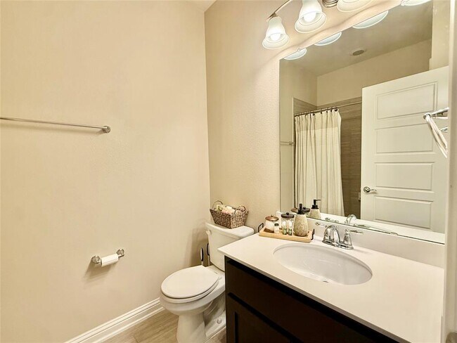 Building Photo - 6814 E Riverside Dr