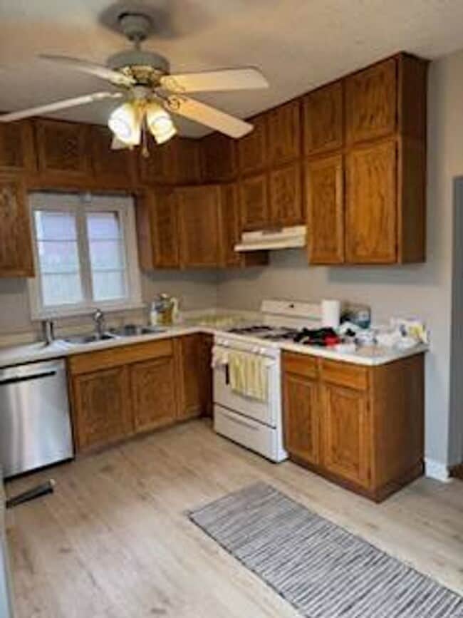 Building Photo - 3 Bedroom / 1 Bathroom Private Fenced Yard...