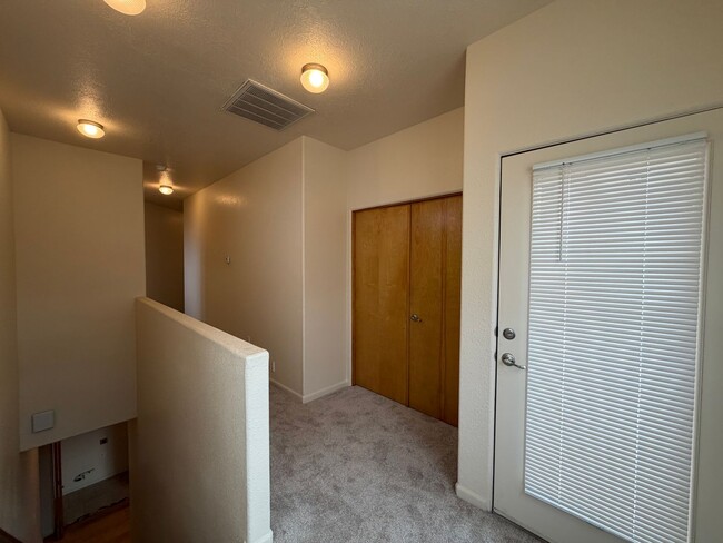 Building Photo - 3 Bedroom Town Home Available Near 2nd St SW & Avenida Cesar Chavez / Dolores Huerta!