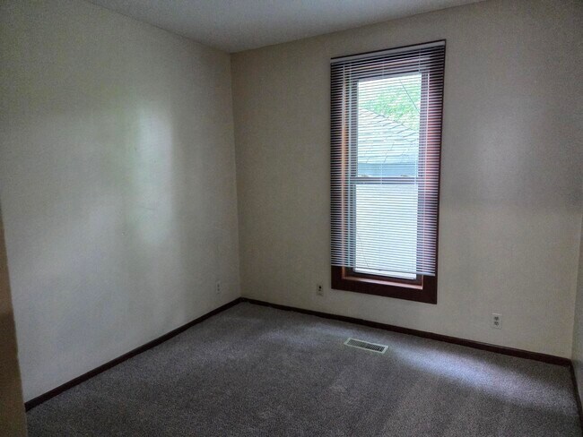 Building Photo - 2516 N Lyndale Ave