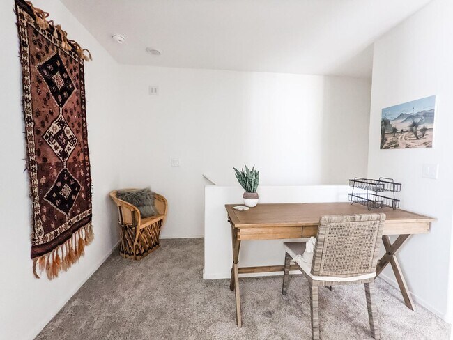 Building Photo - Gorgeous Fully Furnished - PRELEASE August 2026