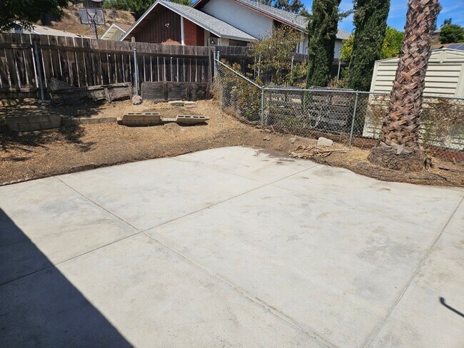 Building Photo - 4 Bedroom Home with 2 Car attached garage