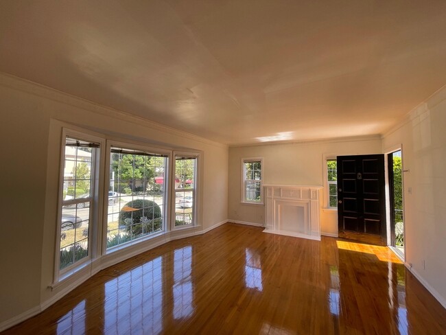 Living Room 4 - 413-417 Veteran Ave