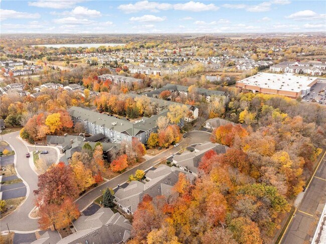 Building Photo - 9280 Blackoaks Ct N