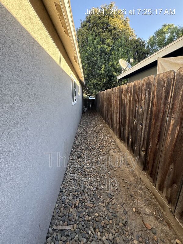 Building Photo - 547 E Tulare Ave