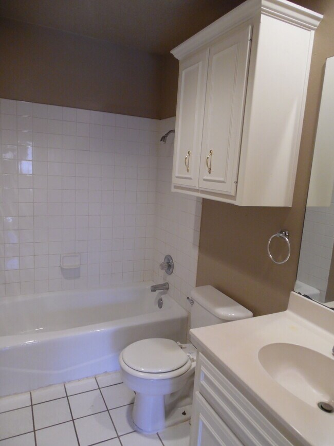 Building Photo - Captivating Townhome in Whisperwood