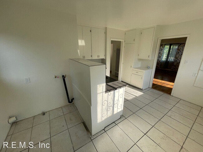 Building Photo - 3 br, 1 bath House - 1820 E Kay Street