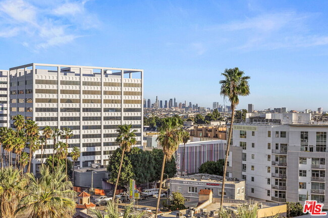 Building Photo - 7135 Hollywood Blvd