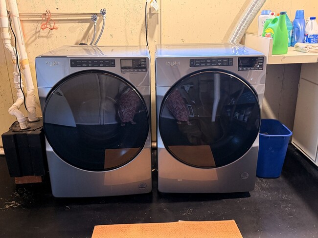 Building Photo - Hilltop Charm in Floyds Knobs – Spacious All-Brick Beauty with Room to Grow!