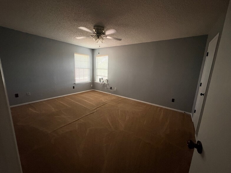 Building Photo - 4040 Periwinkle Dr