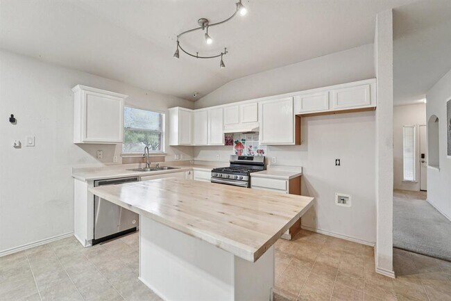 Building Photo - 1724 Darjeeling Dr