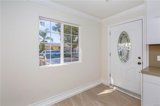 Building Photo - 7822 Hazeltine Ave