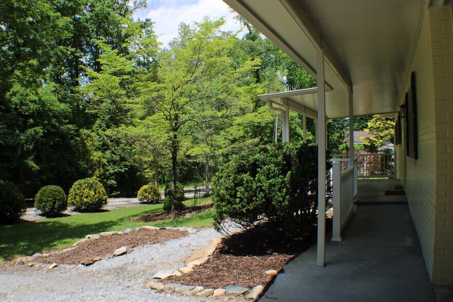Building Photo - 107 Cori Dr