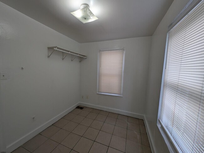 Building Photo - 349 N Ocean Ave