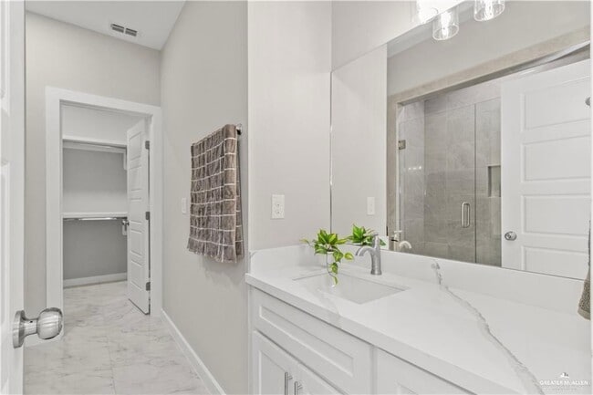 Building Photo - 2713 E Israel Ave