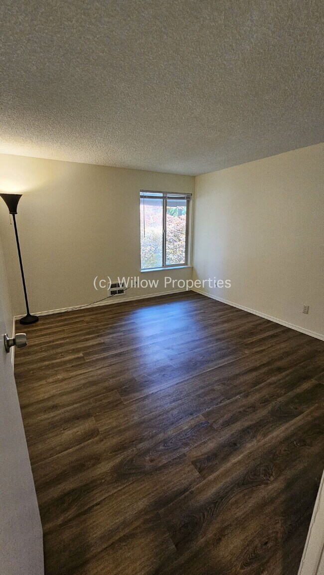 Building Photo - Two Bedroom Oakbrook Condo