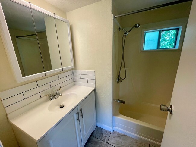 Building Photo - ***$500 MOVE IN CREDIT***Home on secluded ...