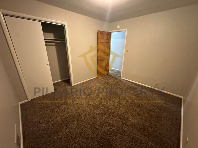 Building Photo - Spacious Warren Township, 3 Bedroom/1.5 Ba...