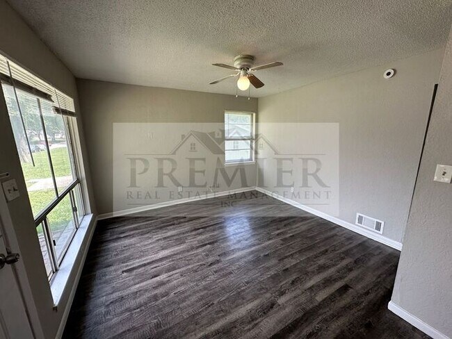 Building Photo - 2 bd/1 ba Duplex - 6205 E 152nd Terr #B, Grandview, MO 64030- Fresh interior - Rent $850