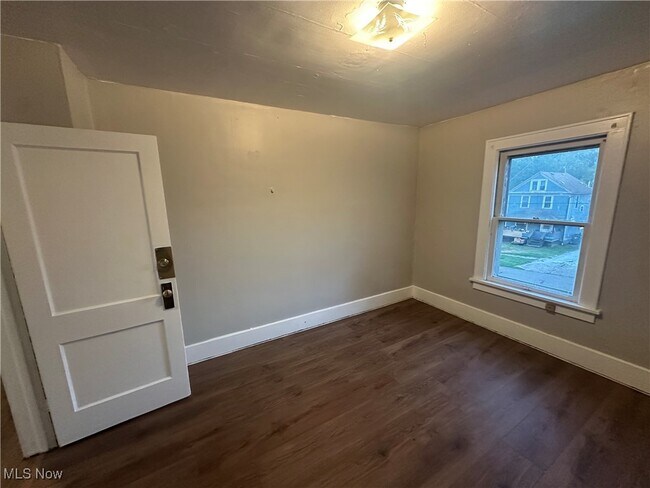 Building Photo - 523 Gage St