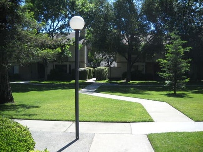 Building Photo - Freshly updated Woodside Park townhouse, c...