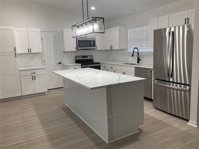 Building Photo - 2020 NE 11th Pl