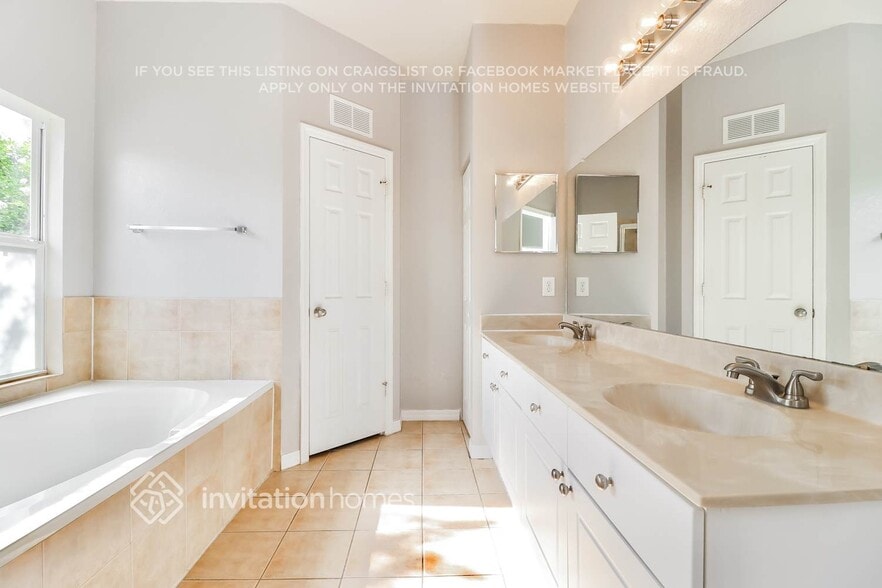 Building Photo - 18002 Majestic Kings Pl