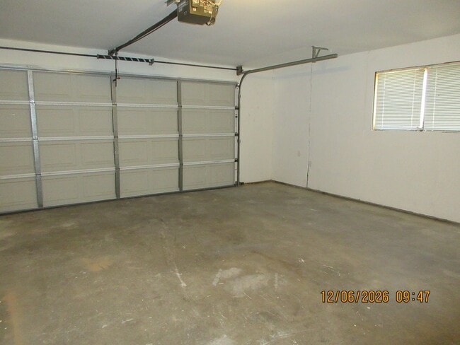 Building Photo - Beautiful and Spacious 4bd 2ba
