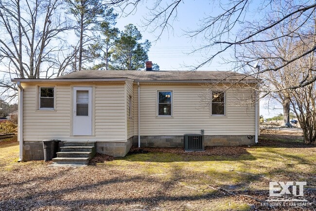 Building Photo - 3 Bedroom/1 Bathroom Brick Ranch For Rent