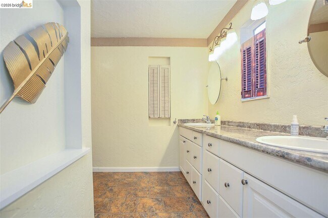 Building Photo - 5545 Drakes Ct