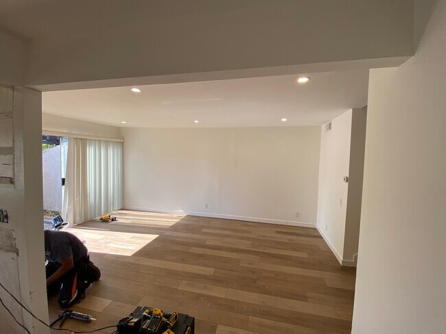 Building Photo - 833 Coriander Dr
