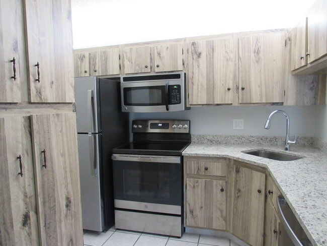 Building Photo - 703 Sunny Pine Way