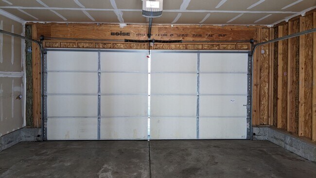 Building Photo - 2 STORY END UNIT TOWNHOME W/DETACHED 2 CAR...