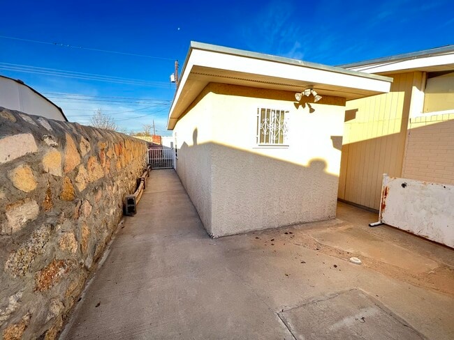 Building Photo - 2713 Fir St