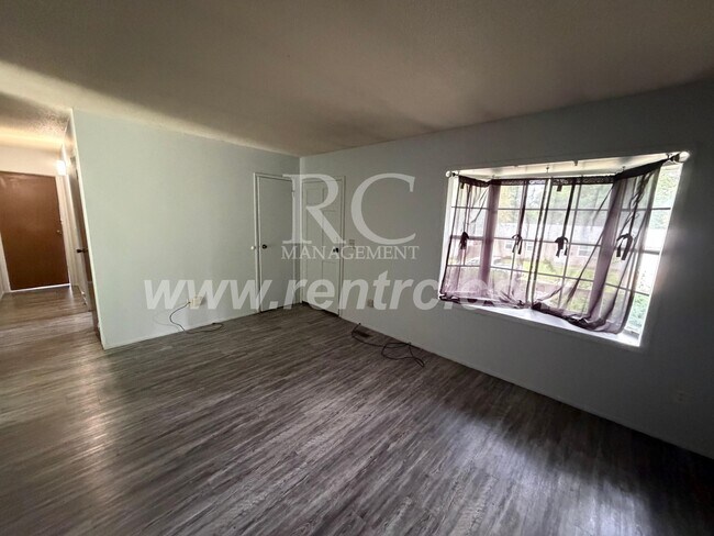 Building Photo - 910 Timberline-