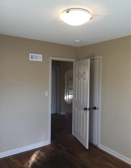 Building Photo - 2208 W 48th St