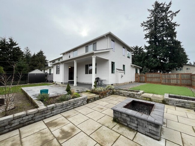 Building Photo - Beautiful and Newer 4 Bedroom 2.5 Bathroom Craftsman attached House close to the Columbia River! ...