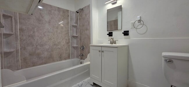 Building Photo - 14 Orient St