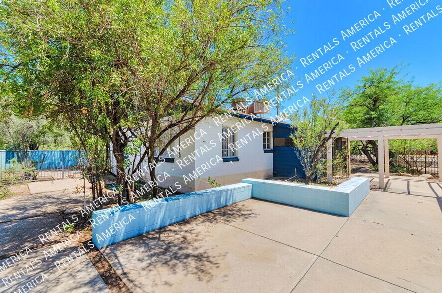 Building Photo - 3733 N Mountain Ave