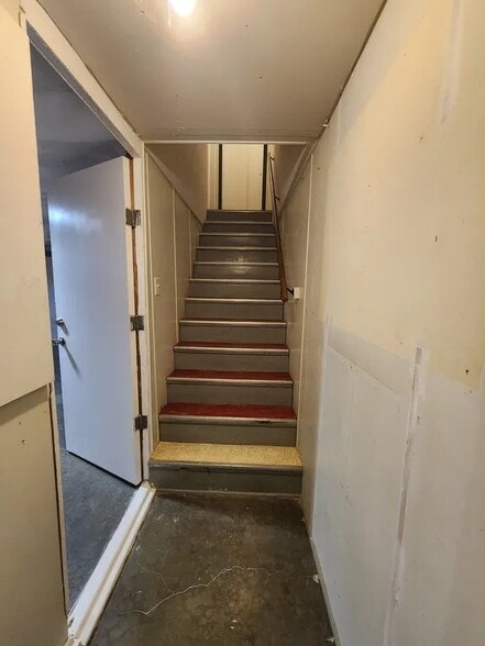 Building Photo - 920 S 74th St