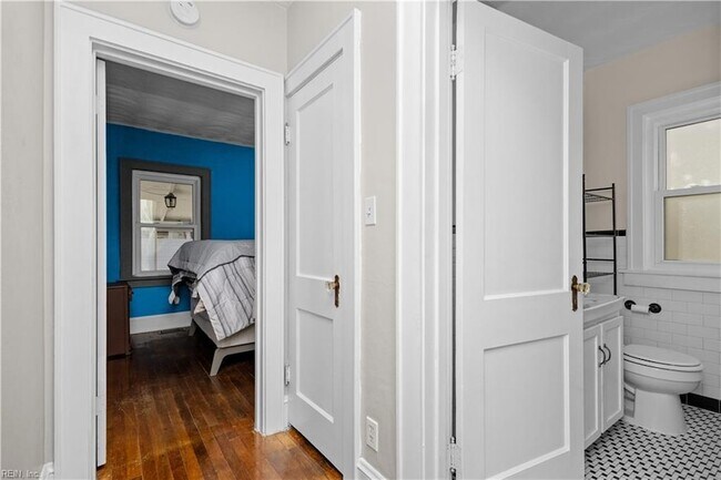 Building Photo - 3537 Buckingham St