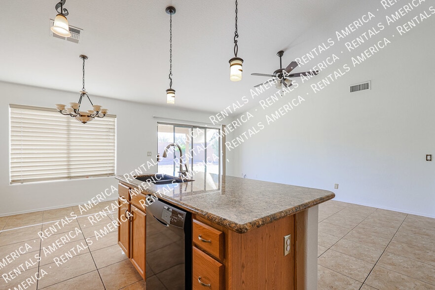 Building Photo - 4647 E Lavender Ln