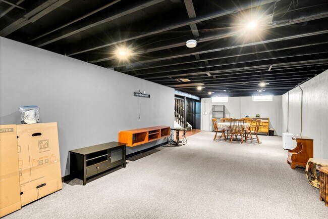 Building Photo - Charming Madison Heights Home with Garage and Fenced Yard