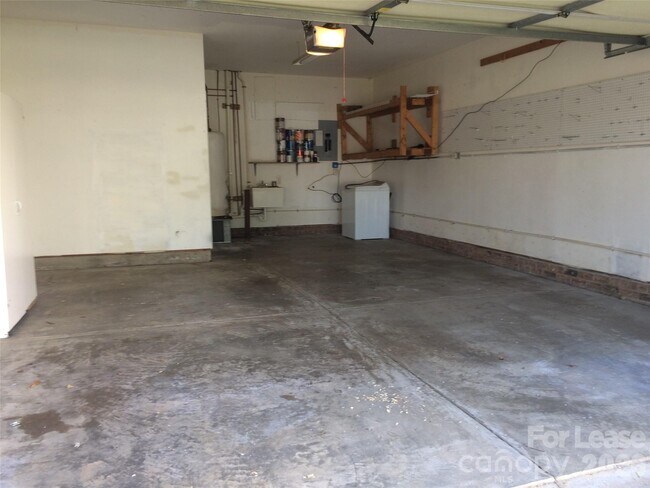 Building Photo - 733 Meadow Lake Dr