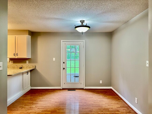 Building Photo - Exit 8! Rossview School. 4 Bed/2 Bath over...