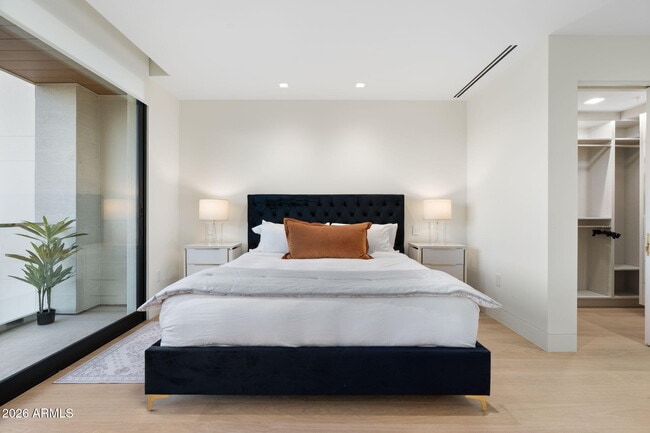 Building Photo - 6587 N Palmeraie Blvd