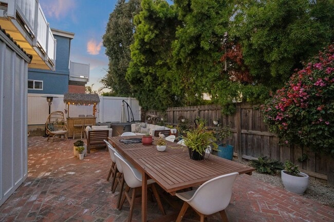 Building Photo - Ventura | Pierpont | 4 Bedroom + 3 Bathroom