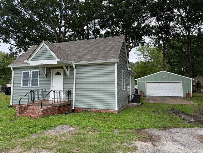 Building Photo - 705 Canal Dr