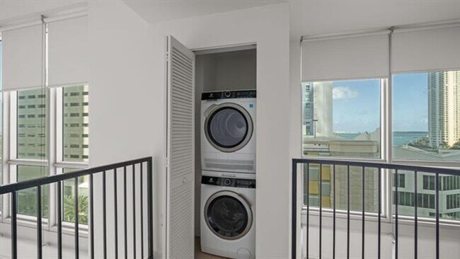 Building Photo - 300 S Biscayne Blvd